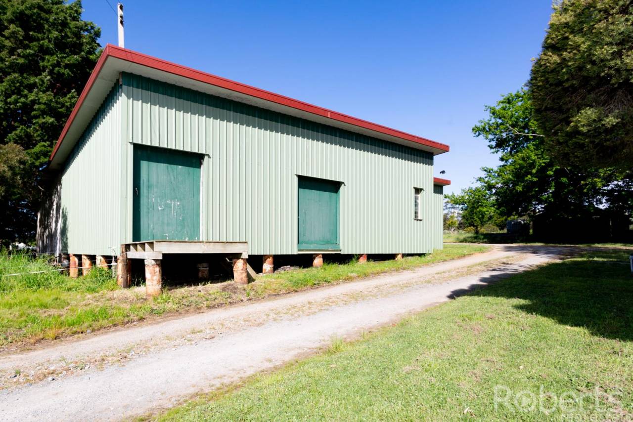 House, sheds and acreage - Farm Buy