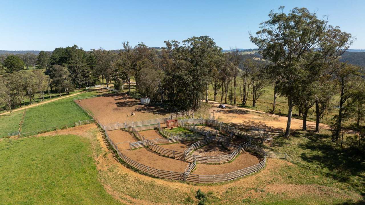 1292 Kangaroo Flat Road, Yarrowitch For Sale by Farmbuy.com - image 9