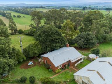 Farm Sold - VIC - Drouin - 3818 - "HILLVIEW"  - COUNTRY LIVING, TOWN CONVENIENCE.  (Image 2)