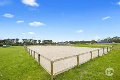 Farm Sold - VIC - Baxter - 3911 - Country Escape With Equestrian Facilities  (Image 2)