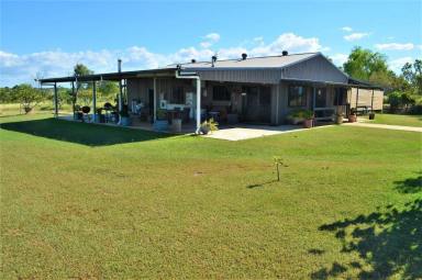 Farm For Sale - No - Millchester - 4820 - 7.5 ACRES WITH MODERN COLOURBOND HOME ON THE EDGE OF TOWN  (Image 2)