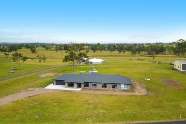 Farm Sold - NSW - Verges Creek - 2440 - STYLISH NEAR NEW ENTERTAINERS DREAM!  (Image 2)