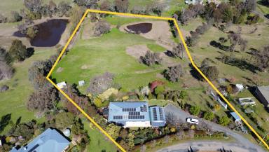Farm For Sale - NSW - Tumut - 2720 - Sensational House. Sensational Views.  (Image 2)