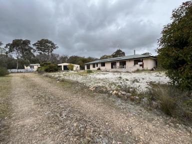Farm Sold - NSW - Bungonia - 2580 - COUNTRY COTTAGE ON 25 ACRES, MSOTLY CLEARED, 3 BEDROOMS, 3 DAMS, OFF GRID LIVING, LARGE WORKSHOP AND GARGAE, MACHINERY SHED, GUEST ACCOMODATION.  (Image 2)