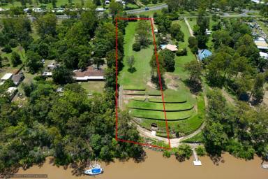 Farm For Sale - QLD - Dundathu - 4650 - ABSOLUTE WATERFRONT ACREAGE  (Image 2)