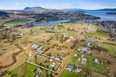 Farm For Sale - TAS - Triabunna - 7190 - Affordable 5 bedroom/2 bathroom holiday home  (Image 2)