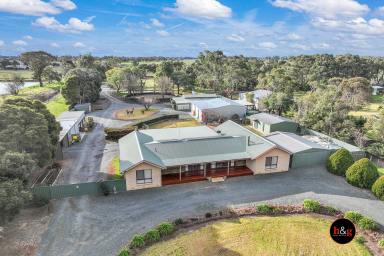 Farm For Sale - VIC - Kyabram - 3620 - Stunning Lifestyle / Horse Property  (Image 2)