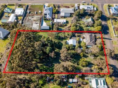 Farm For Sale - VIC - Hamilton - 3300 - Brick house with subdivision potential  (Image 2)