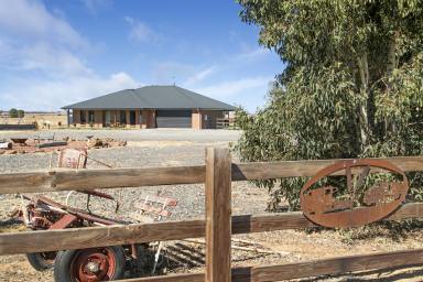 Farm For Sale - SA - Hamilton - 5373 - Idyllic acreage with a stunning Fairmont home  (Image 2)