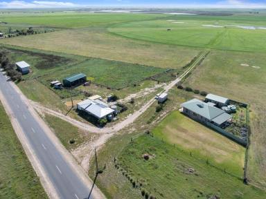 Farm For Sale - SA - Mulgundawa - 5255 - 'Chetwood' – Water. Centre Pivot Irrigation. Modern Home.  (Image 2)