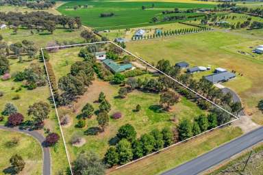 Farm For Sale - NSW - Cowra - 2794 - CHARMING HOME ON 4.96 ACRES* OF PICTURESQUE COUNTRYSIDE!  (Image 2)