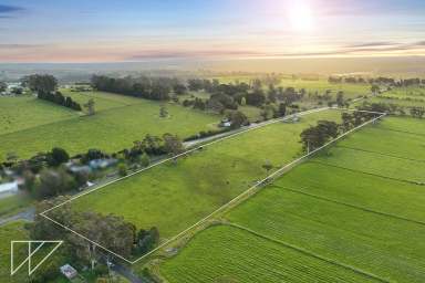 Farm For Sale - VIC - Drouin - 3818 - FUTURE DEVELOPMENT IN PRIME DROUIN LOCATION  (Image 2)