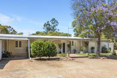 Farm For Sale - WA - Wooroloo - 6558 - "Chic and Charming"  (Image 2)