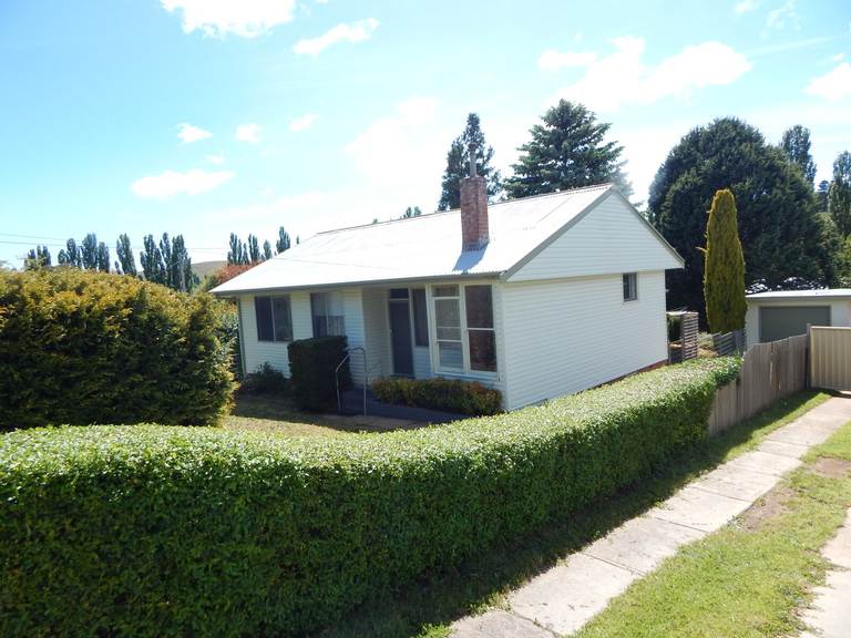 2 Neuss Avenue, Cooma NSW 2630